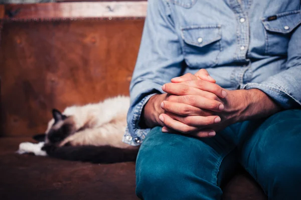 Man zit op de Bank met kat — Stockfoto