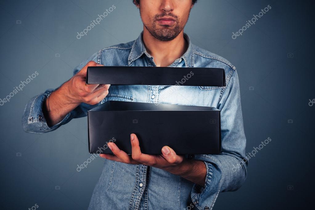 человек который раскрывает дела. человек который раскрывает дела. жесты. мальчик с распростертыми объятиями. джим керри мем.