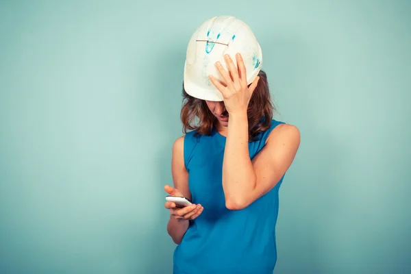 Construtor do sexo feminino no telefone — Fotografia de Stock