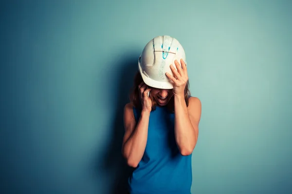 Constructor femenino en el teléfono —  Fotos de Stock