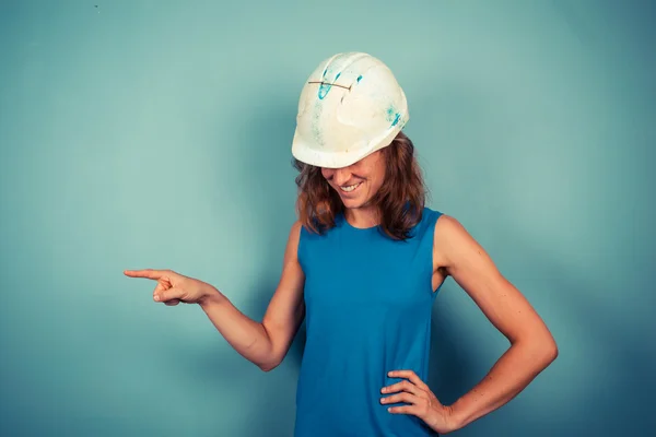 Giovane costruttore femminile che punta — Foto Stock