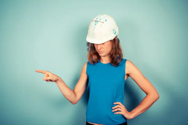 Junge Bauarbeiterin zeigt an — Stockfoto