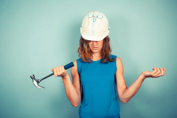 Jovem construtora feminina com martelo — Fotografia de Stock