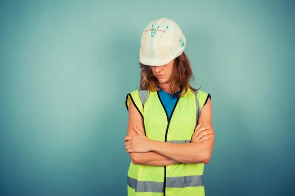 年轻的女工程师高 vis 和安全帽 — 图库照片