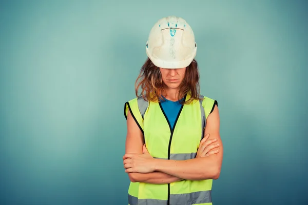 年轻的女工程师高 vis 和安全帽 — 图库照片