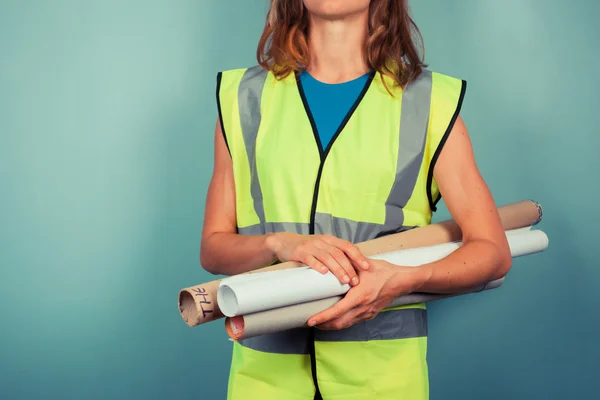 Female engineeer with building plans — Stock Photo, Image