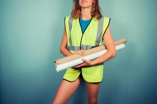 Sexy vrouwelijke ingenieur met plannen — Stockfoto