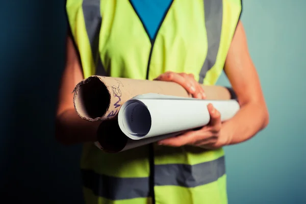 Engenheira feminina com planos de construção — Fotografia de Stock