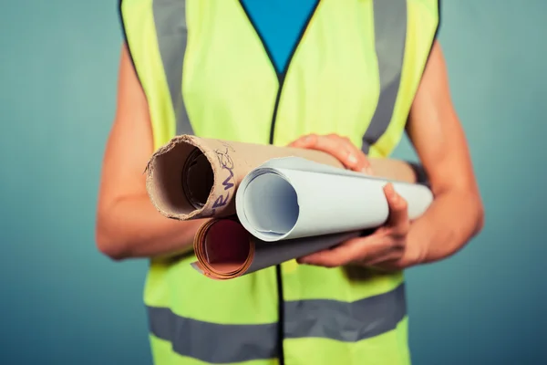 Female engineeer with building plans — Stock Photo, Image