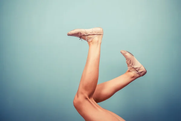 Slender female legs in ballet slippers — Stock Photo, Image