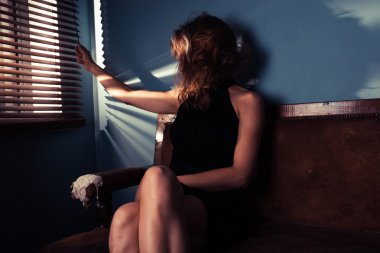 Cam kenarında oturan seksi genç kadın