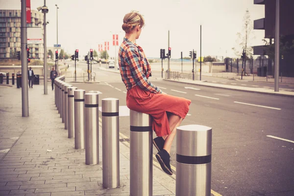 Jeune femme au bord de la route — Photo