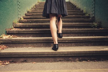 üst katta yürüyen genç bir kadın