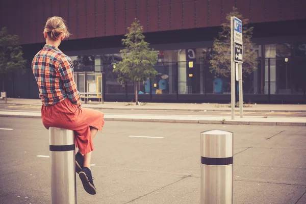 Jonge vrouw door de langs de weg — Stockfoto