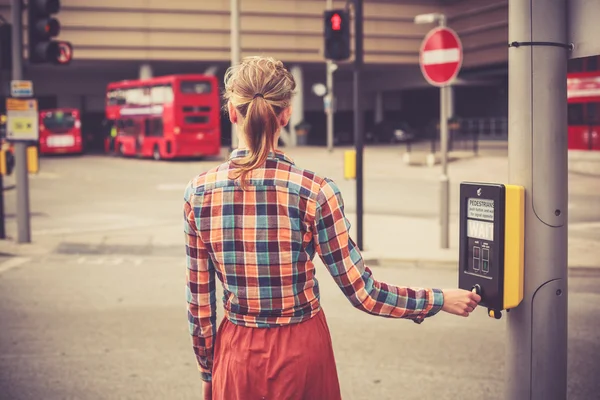Vrouw waitng te steken van de weg — Stockfoto