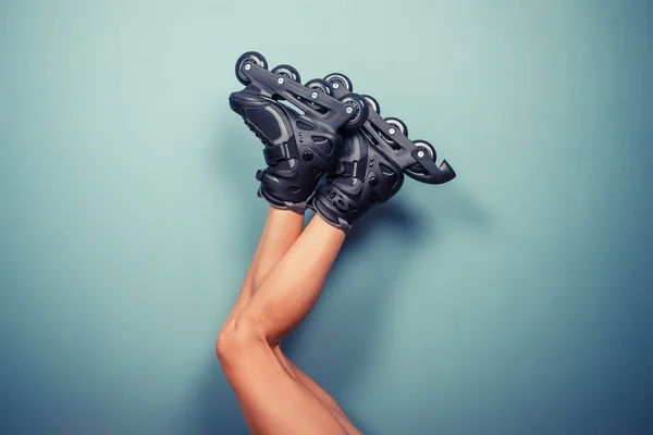 Legs of woman wearing rollerblades — Stock Photo, Image