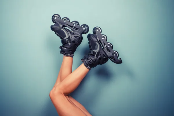 Legs of woman wearing rollerblades — Stock Photo, Image