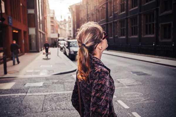 Young woman walking in the street — Stock Photo, Image