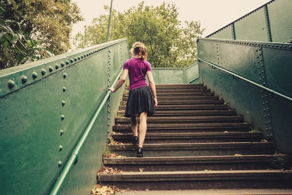 Jonge vrouw lopen trap — Stockfoto