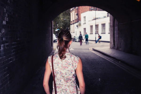 Mujer joven de pie en el túnel — Foto de Stock