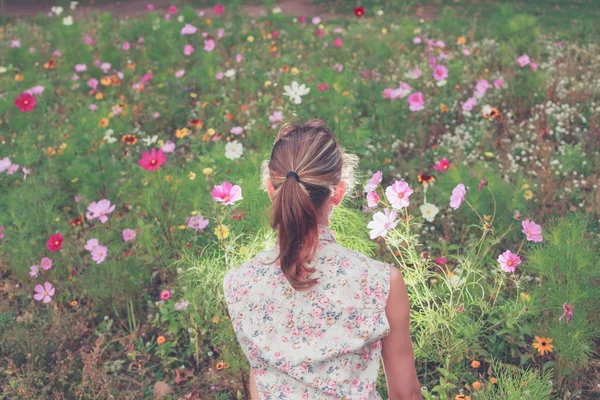 Mujer joven sentada en el prado — Foto de Stock