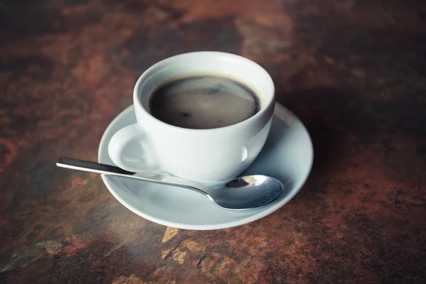 Kopje koffie op rustieke tafel — Stockfoto