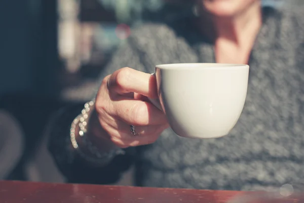 Donna anziana che beve caffè fuori — Foto Stock