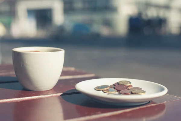 Деньги на столик в кафе — стоковое фото