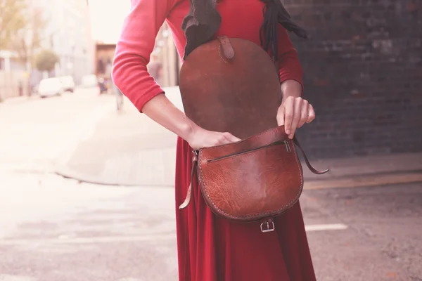 Vrouw in de straat met handtas — Stockfoto