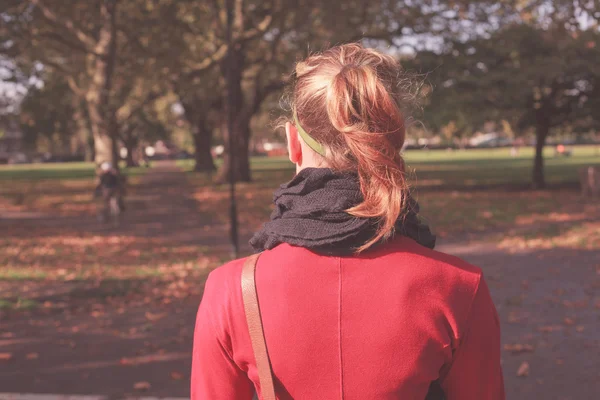 Genç bir kadın parkta yürüyor. — Stok fotoğraf