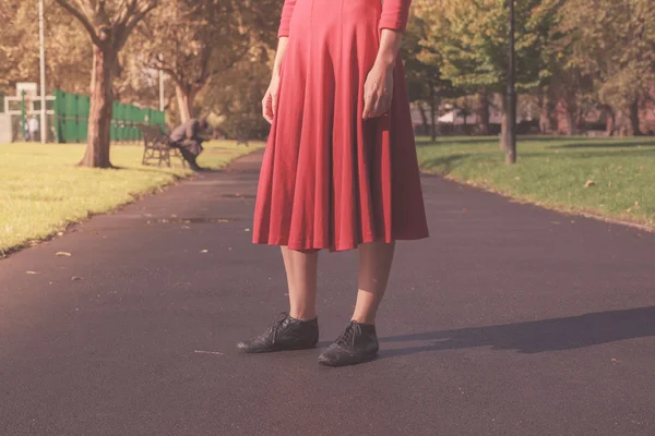 Giovane donna che cammina nel parco — Foto Stock