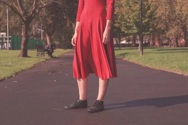 Ung kvinna promenader i parken — Stockfoto