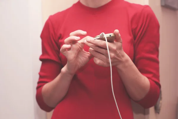 Vrouw haar telefoon opladen — Stockfoto