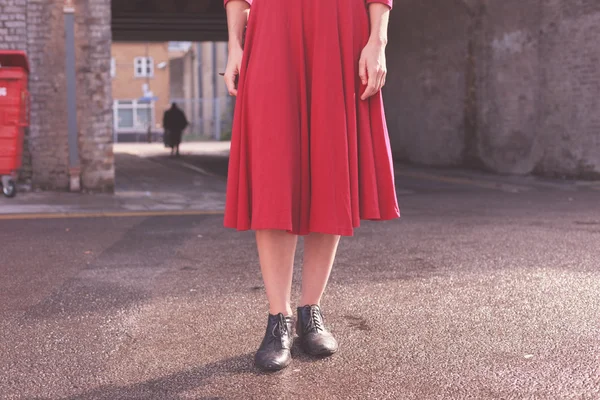 Giovane donna in piedi in strada — Foto Stock