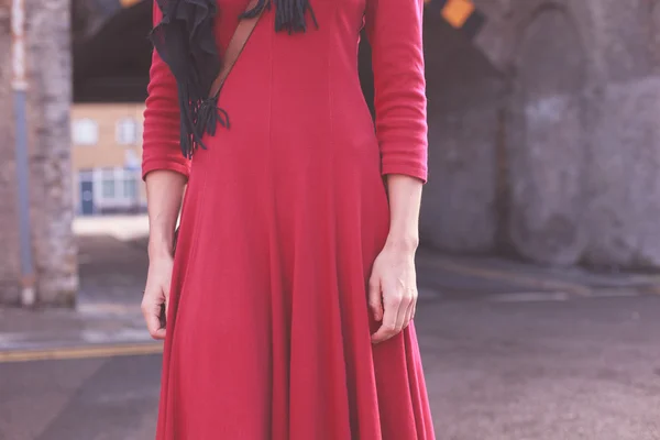 Young woman standing in the street — Stock Photo, Image