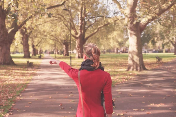 Jeune femme marchant dans le parc — Photo