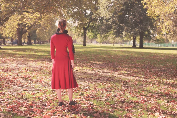 Jonge vrouw wandelen in het park — Stockfoto