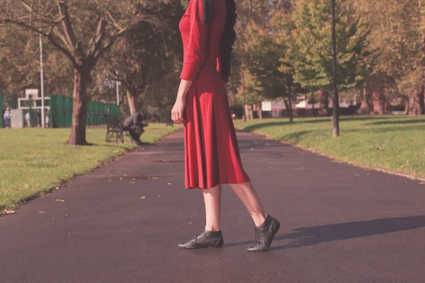 Giovane donna che cammina nel parco — Foto Stock