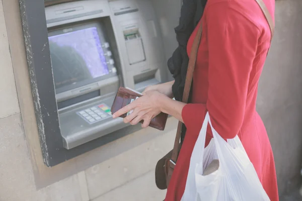 Jonge vrouw bij Atm — Stockfoto