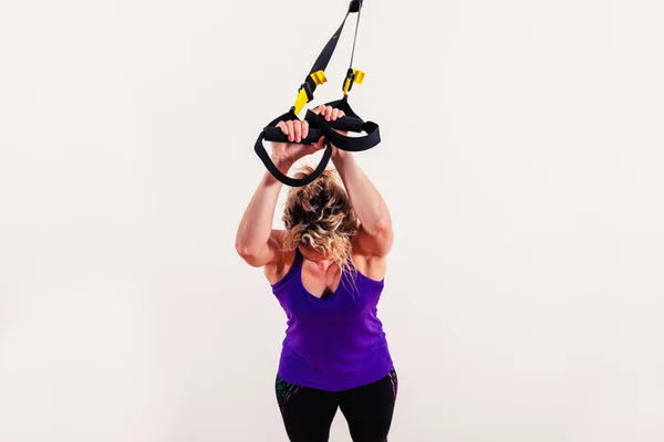 Mujer joven haciendo ejercicio con correas —  Fotos de Stock