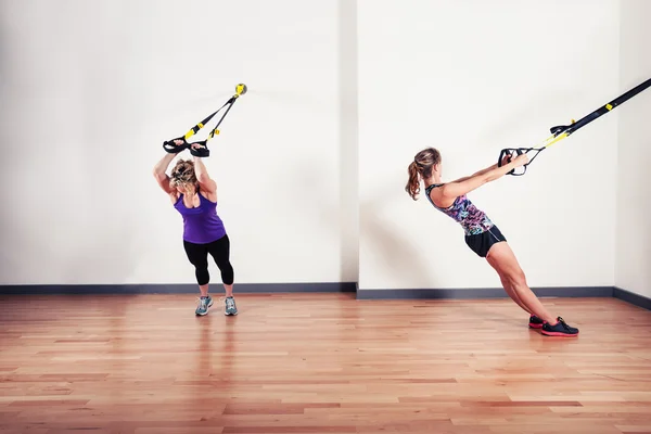 Two women working out with straps — Stock Photo, Image