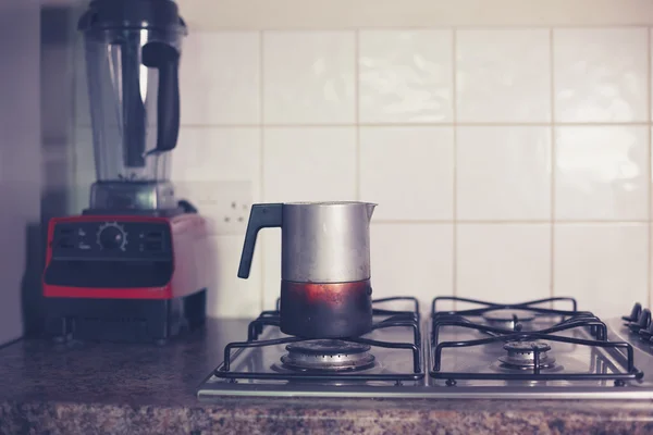 Moka pot ocakta — Stok fotoğraf