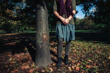 Sonbaharda bir ağacın duran genç kadın