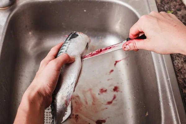 Éviscération et nettoyage d'un poisson — Photo