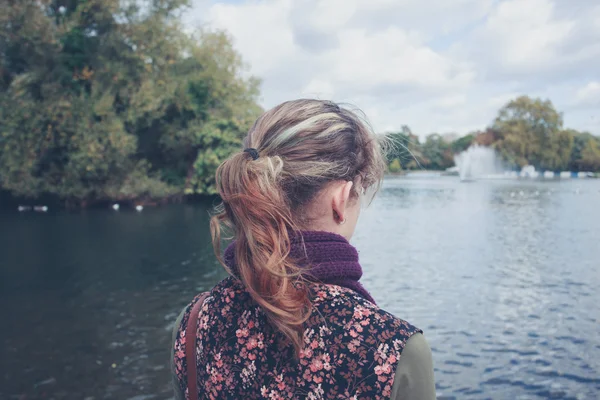 公園の湖を見ている女性 — ストック写真