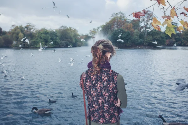 公園の湖を見ている女性 — ストック写真