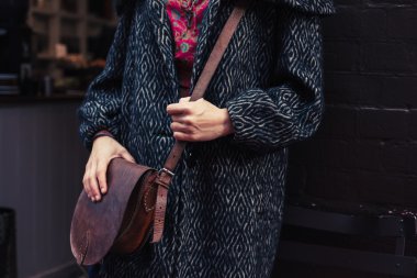 Kadın kış ceket ile omuz çantası