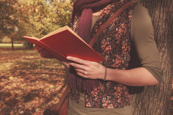 若い女性の公園の読書 — ストック写真