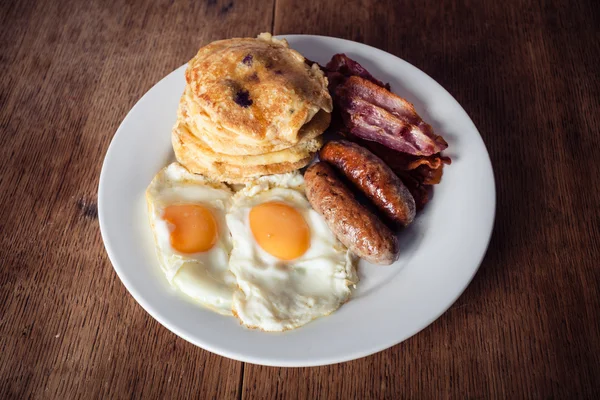 Café da manhã com panquecas e bacon — Fotografia de Stock