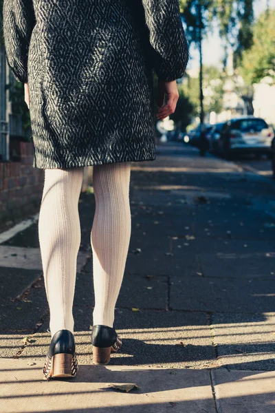 As pernas de uma mulher andando na rua — Fotografia de Stock